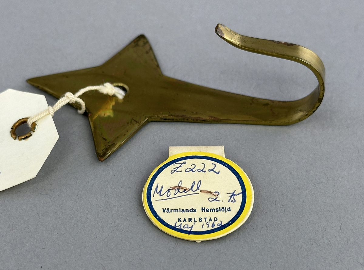 Väggkrok "Tre uddar" av mässing.