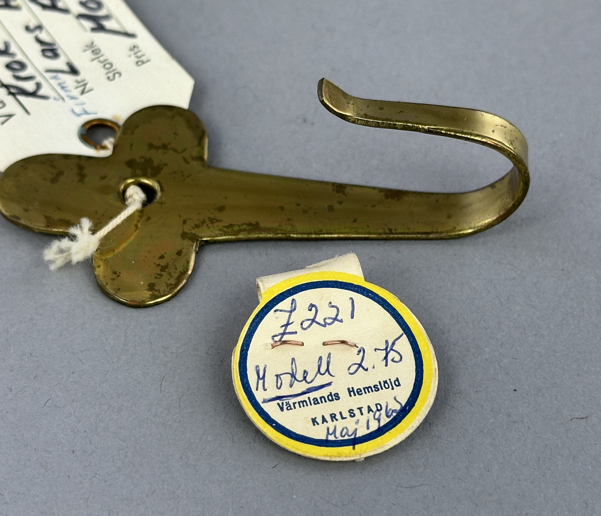 Väggkrok "Klöver" av mässing.