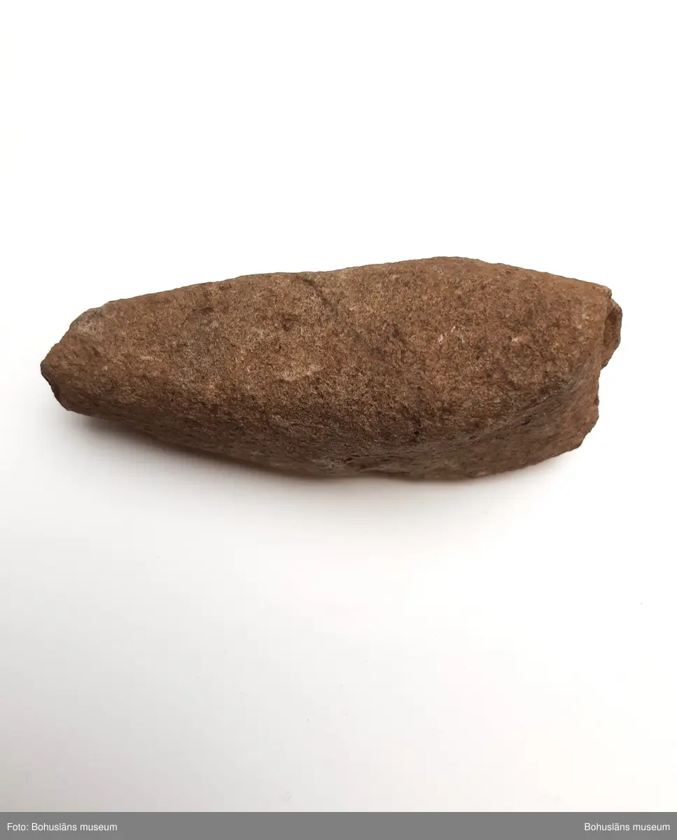 Yxa, fyrsidig, ev. håleggad. Skadad, avslaget eggparti.