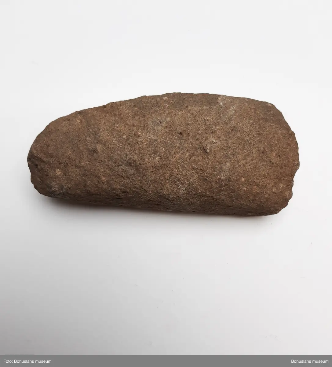 Yxa, fyrsidig, ev. håleggad. Skadad, avslaget eggparti.