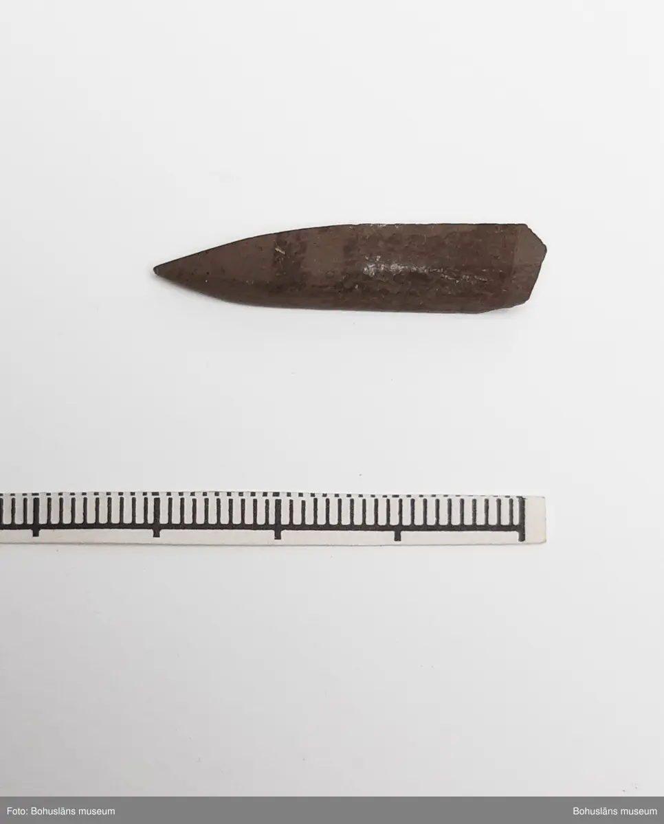 Spetsdel av skifferpil. Tecknad Annette O.