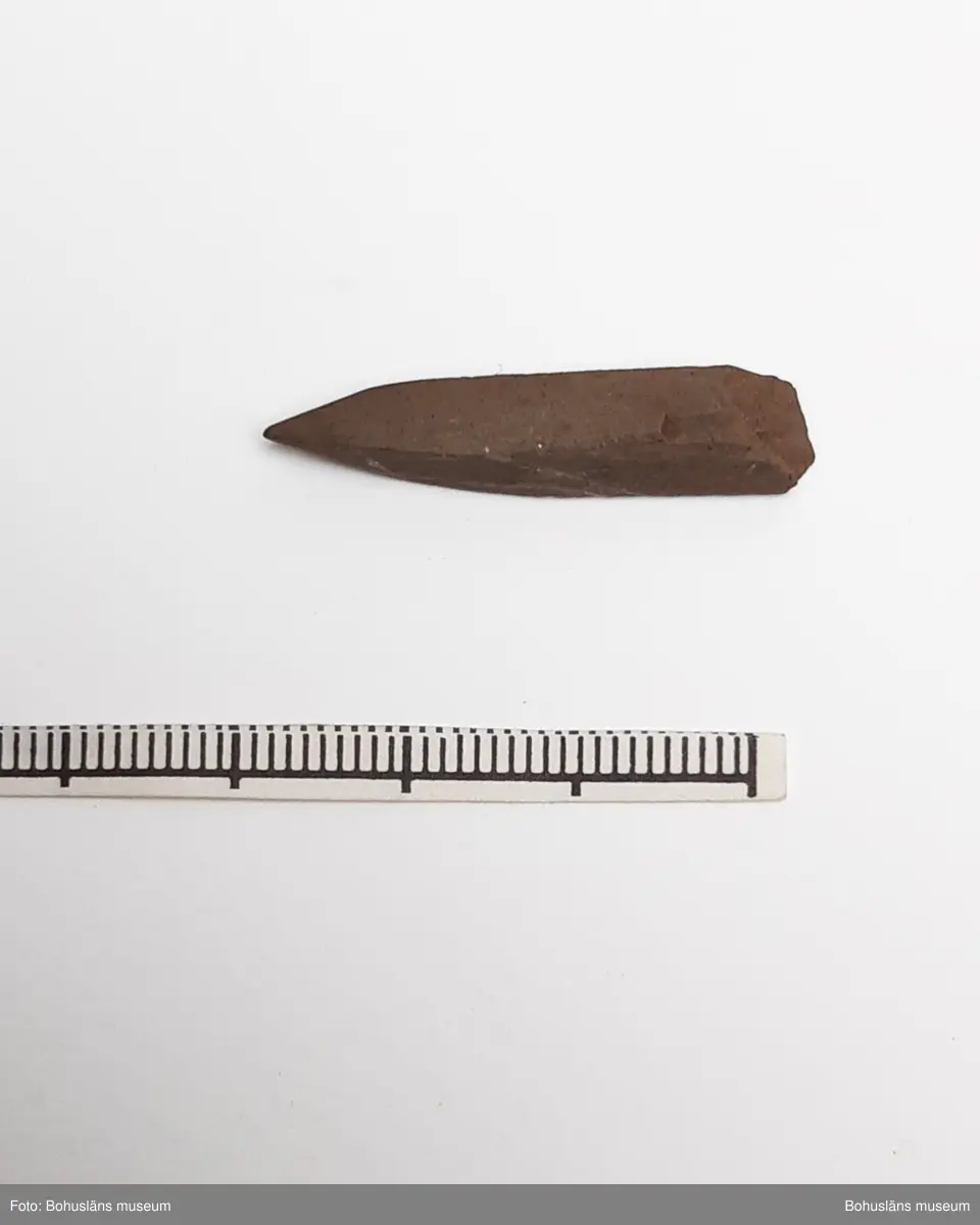 Spetsdel av skifferpil. Tecknad Annette O.