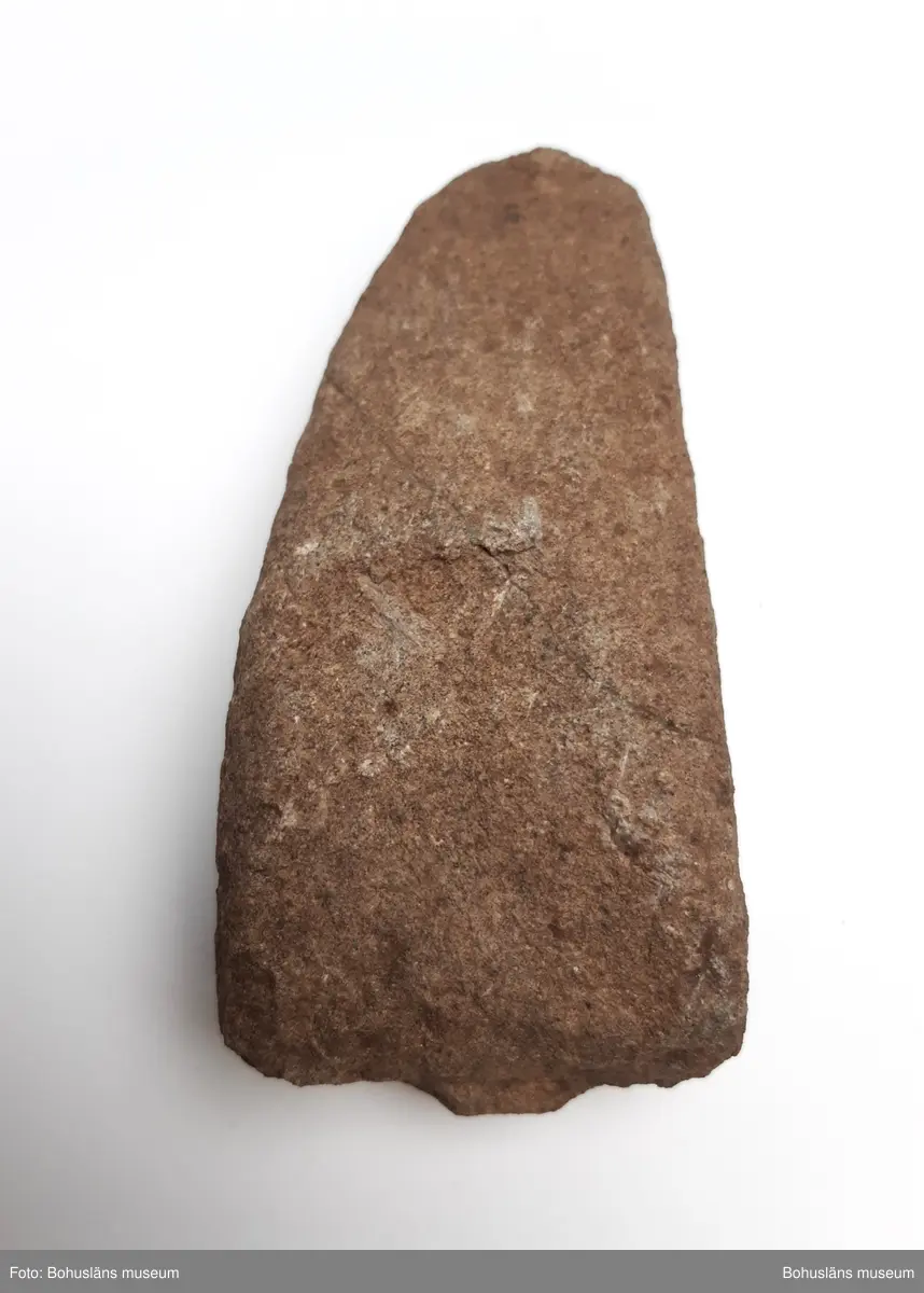 Yxa, fyrsidig, ev. håleggad. Skadad, avslaget eggparti.