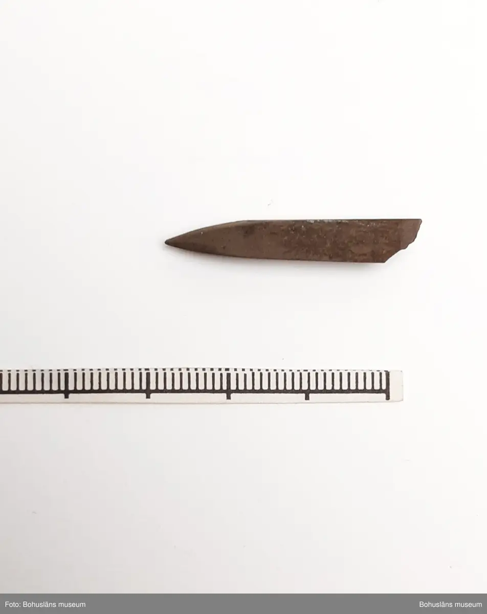 Spetsdel av skifferpil. Tecknad Annette O.