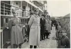 Saarbataljonens avresa från Trelleborg mot Tyskland, på morgonen den 20/12 1934.
Officerare och en del honoratiores på kajen. Mannen i förgrunden är överste Torsten Winberg,
militärområdeschef i I milo 1937. Far till överste Per Hugo Winberg, regementschef för I11 1972-74 och 1977-80.