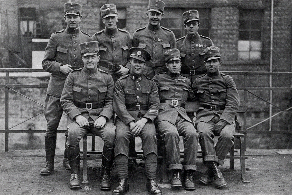 Saarbataljonen nr 34, 1934-35.
Några mannar har samlats för fotografen, någonstans i Merzig. Furir R.T. Larsson (gruppchef), furir A.Blom (gruppchefsställföreträdande), furir G. Sjölin (sjukvårdare), furir R.W. Lantz (gruppchefsställföreträdande), vpl A. Molander (tolk), korpral Lundgren och furir Johansson, samtliga från I11.
(Tyvärr okänt vem som är vem).