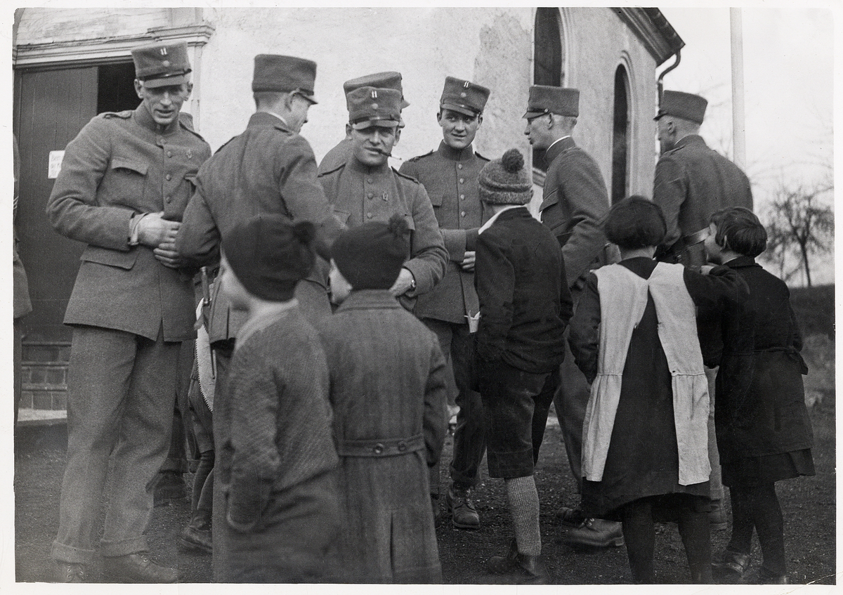 Saarbataljonen nr 34, 1934-35.
Mannarna pratar med några nyfikna barn i Merzig, under en paus.