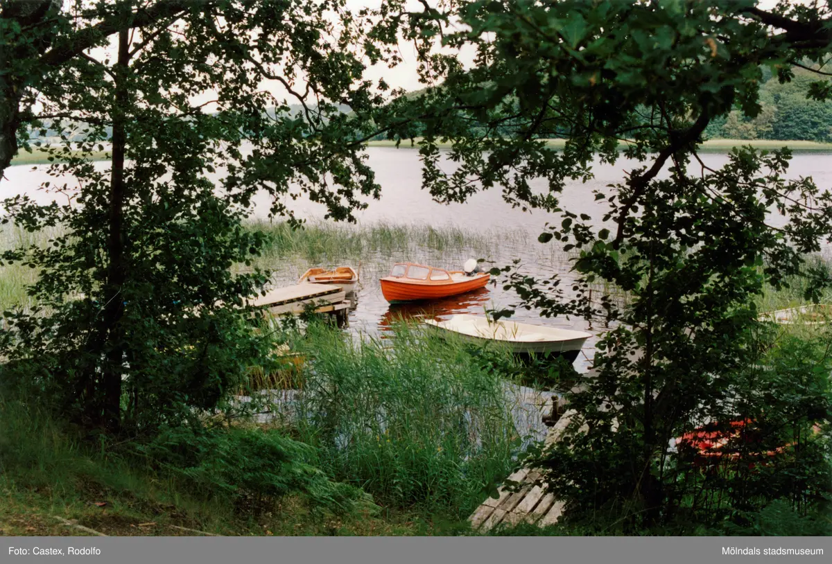Småbåtar ligger förtöjda vid båtbryggor i Rådasjön, Mölndal, år 1994.