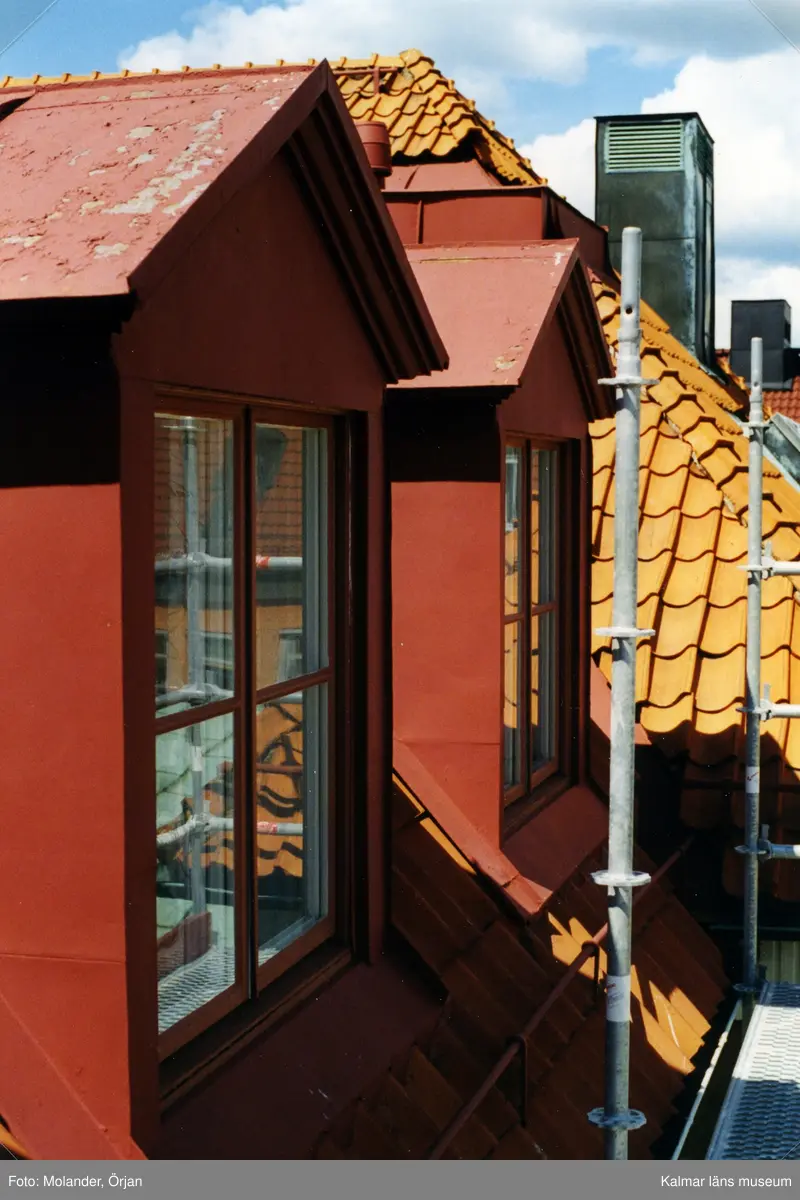 Residensets gårdsbyggnad före plåtomläggning.
