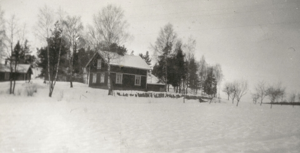 Trångö manbyggnad. Huset är uppfört runt 1910 och byggdes ut under 1930 talet med timmer från egen skog samt rivningsvirke från husen vid Tobäcken. Bilden är tagen från nordöster. Byggnaden revs/brändes runt 1965