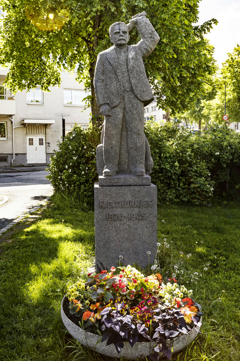 Helfigur av Knut Olai Thornæs, i en agiterende posisjon med hevet venstre arm og en avis i hånda. På baksiden sitter en kvinnelig figur med en fiolin i fanget. 

På baksiden av sokkelen er de første strofene i hans dikt "Frem mot krigeraanden (Frem kammerater)" fra 1911 hugget inn: " Frem kamerater. Frem mot krigerånden. Frem mot vold og barbari."