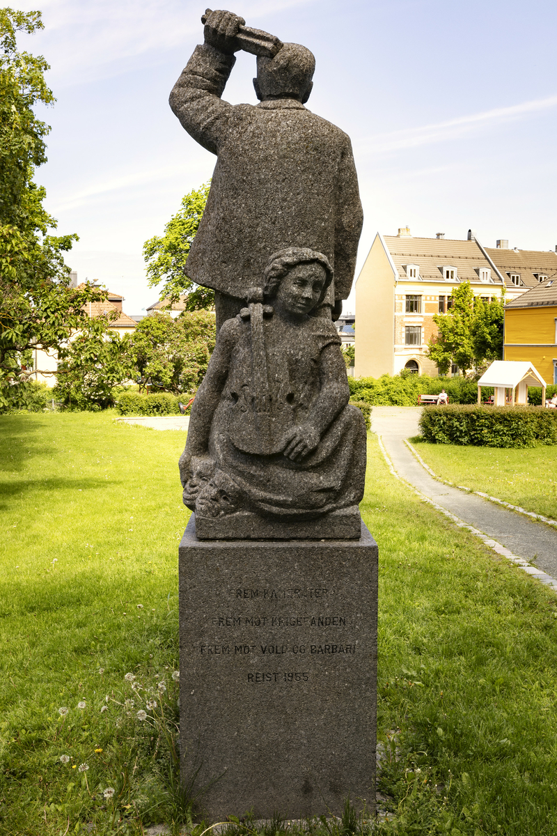 Helfigur av Knut Olai Thornæs, i en agiterende posisjon med hevet venstre arm og en avis i hånda. På baksiden sitter en kvinnelig figur med en fiolin i fanget. 

På baksiden av sokkelen er de første strofene i hans dikt "Frem mot krigeraanden (Frem kammerater)" fra 1911 hugget inn: " Frem kamerater. Frem mot krigerånden. Frem mot vold og barbari."