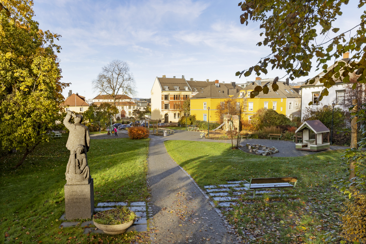 Helfigur av Knut Olai Thornæs, i en agiterende posisjon med hevet venstre arm og en avis i hånda. På baksiden sitter en kvinnelig figur med en fiolin i fanget. 

På baksiden av sokkelen er de første strofene i hans dikt "Frem mot krigeraanden (Frem kammerater)" fra 1911 hugget inn: " Frem kamerater. Frem mot krigerånden. Frem mot vold og barbari."