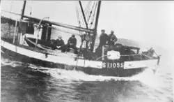 Fiskeskøyte fra Stokksund med mannskap ombord