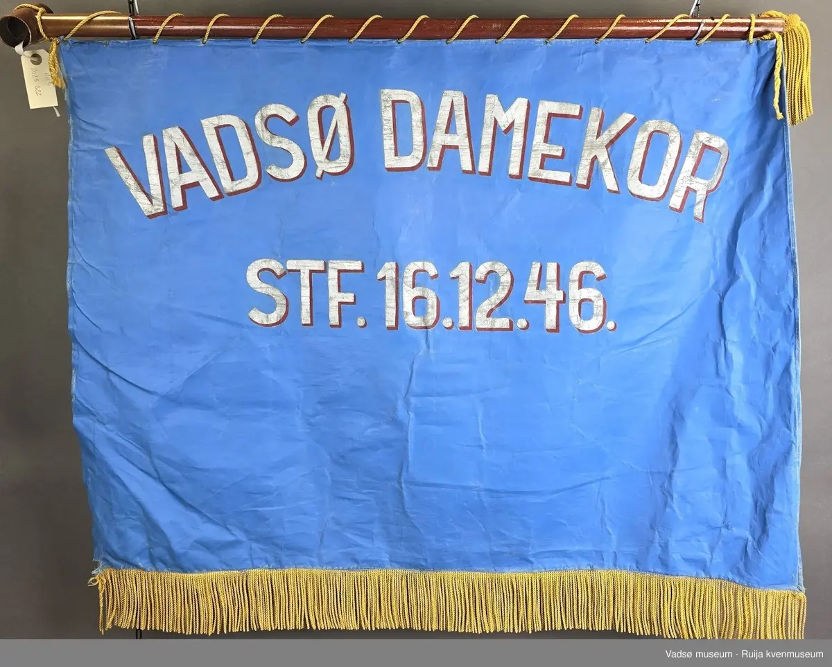 Fane malt av Ivar Sælø - Vadsø Damekor