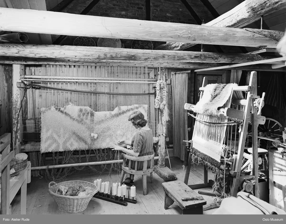 Sigrun Bergs vevstue, kvinne, vevstoler, billedvev, garnnøster