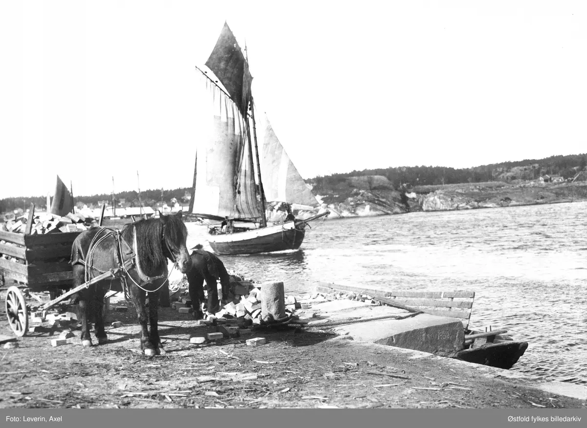 Hvalerskøyte under fulle seil opp Glomma mellom Gamlebyen og Isegran, fotografert ca.1920. Fotografert fra brygga ved Mellomporten  i Gamlebyen, Isegran i bakgrunnen.  Brukt til losskøyte, pga stripe i seil?
På brygga lastes det  knubb (ved, brenne) fra flisepram over i kjerre.
Hvalerskøyta var en fin og rask båt, mange loser fra Hvaler brukte båten i tjenesten. På den store fiskeriutstillinga i Bergen i 1860 vakte den oppsikt.