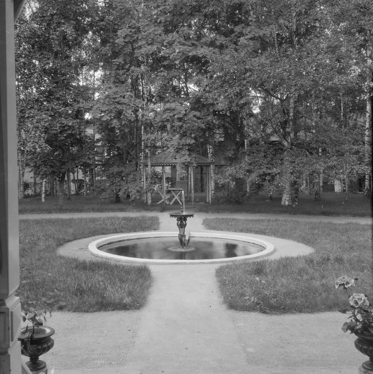 Falun, Sundborn. Korså bruk, Korså herrgård. Springbrunn och lusthus.