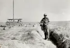 En FN-soldat på post vid ett skyttevärn.
Gaza, 1959-60.