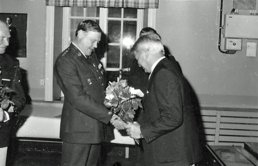 Personalorientering med avtackningar i P 4 gamla matsal i juni 1985. Regementschefen Arne Lindblom i mitten avtackar reservofficer.
