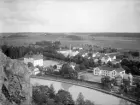Utsikt från Rammunderberget över Söderköpings östra delar. Närmast kanalen ses från vänster stadens samrealskola, tingshus och Arbetareföreningens hus. Foto omkring 1920.