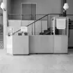 Interiör från Östergötlands museum 1957. Från receptionsdisken inbjuds då som senare besökare att teckna medlemskap i museets stödföreningar Östgöta Konstförening och Östergötlands fornminnes och museiförening.