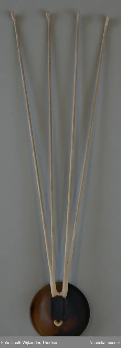 Plasten är PVC enligt konservator Thea Winther 2010.