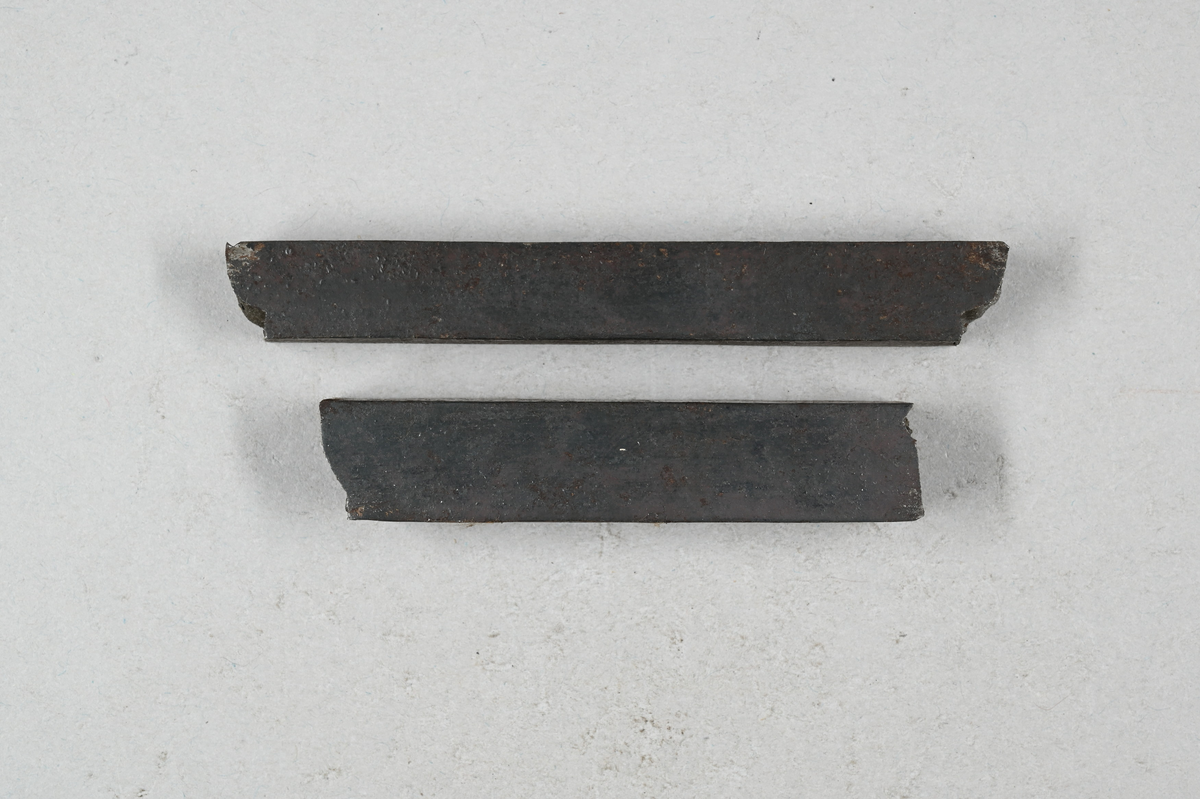 Två prov på garvat stål. Två tillhörande lappar med notering: "Garvat stål. Tillverkat vid Storfors i Kroppa socken, Värmland." och "Garvat stål fr. Storfors i Kroppa Sn i Wermland."