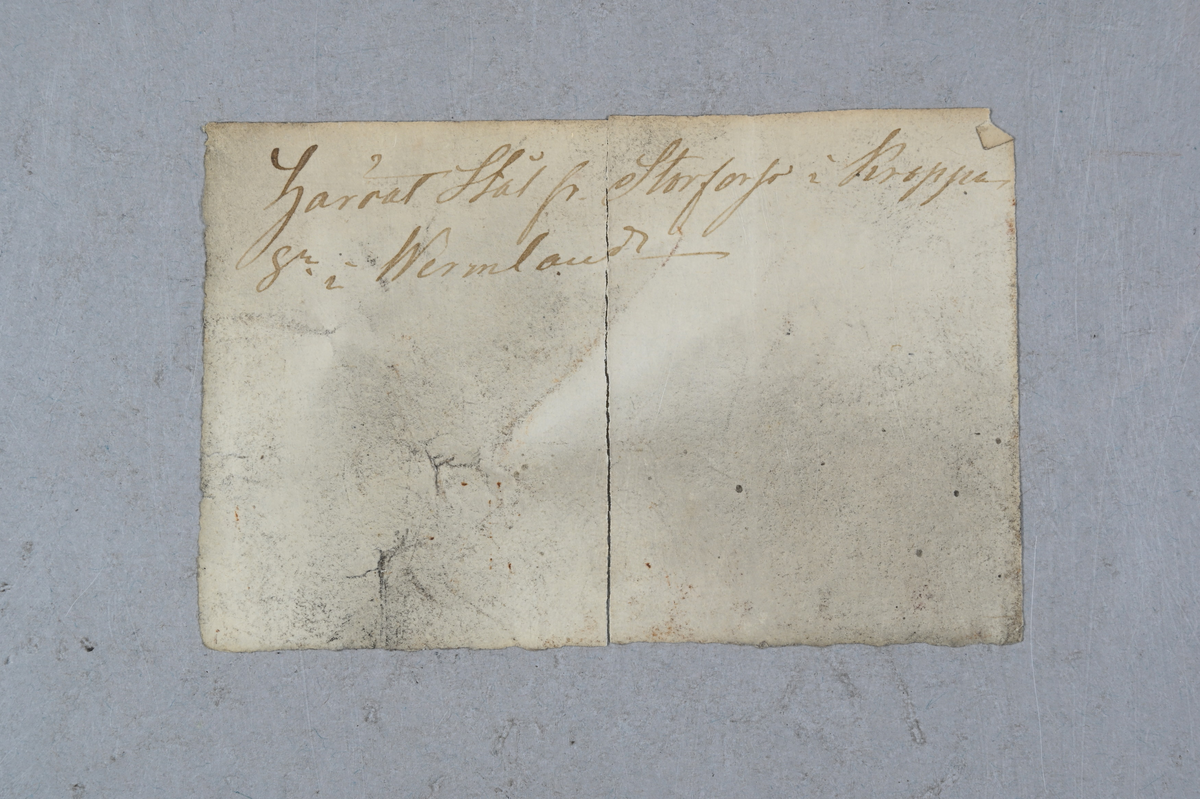 Två prov på garvat stål. Två tillhörande lappar med notering: "Garvat stål. Tillverkat vid Storfors i Kroppa socken, Värmland." och "Garvat stål fr. Storfors i Kroppa Sn i Wermland."