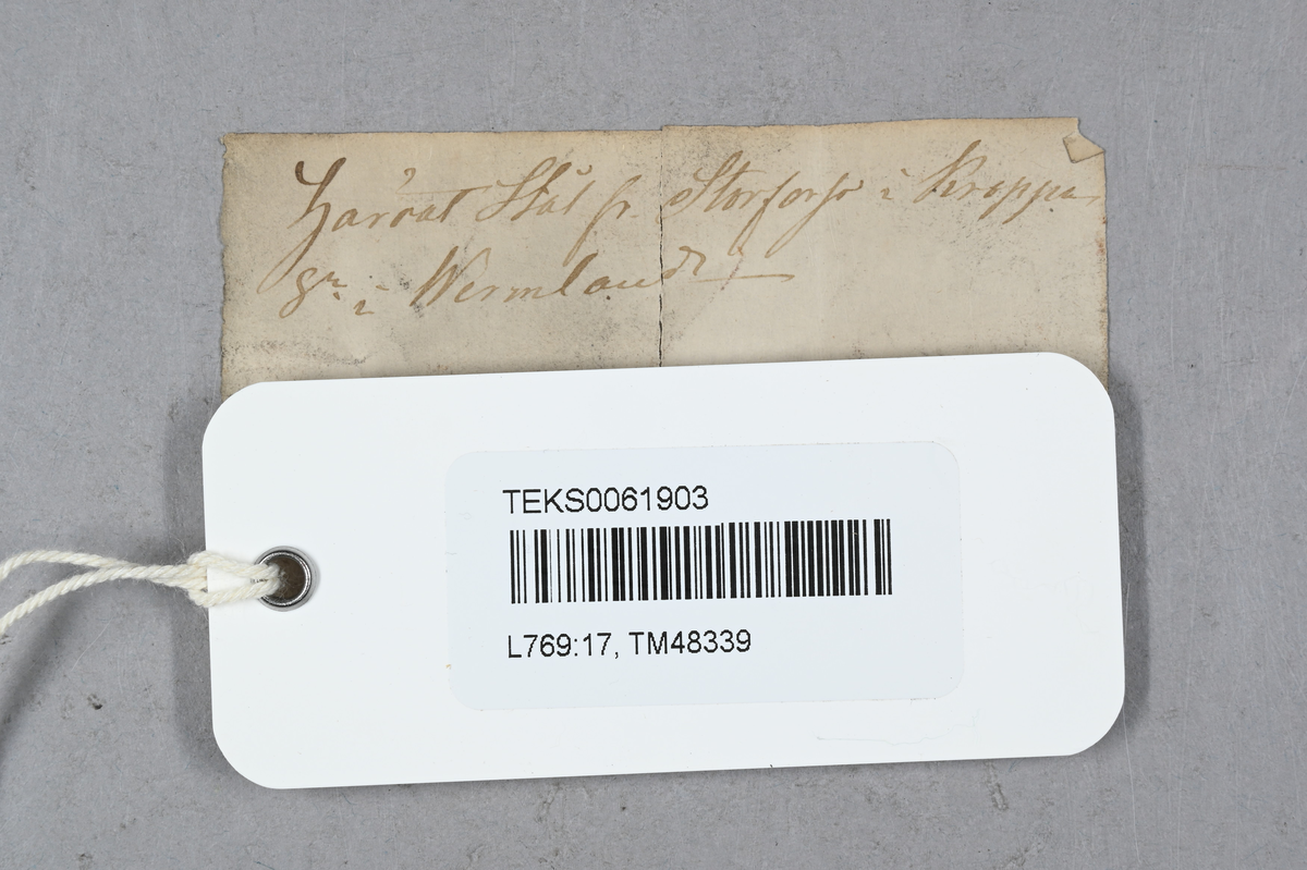 Två prov på garvat stål. Två tillhörande lappar med notering: "Garvat stål. Tillverkat vid Storfors i Kroppa socken, Värmland." och "Garvat stål fr. Storfors i Kroppa Sn i Wermland."