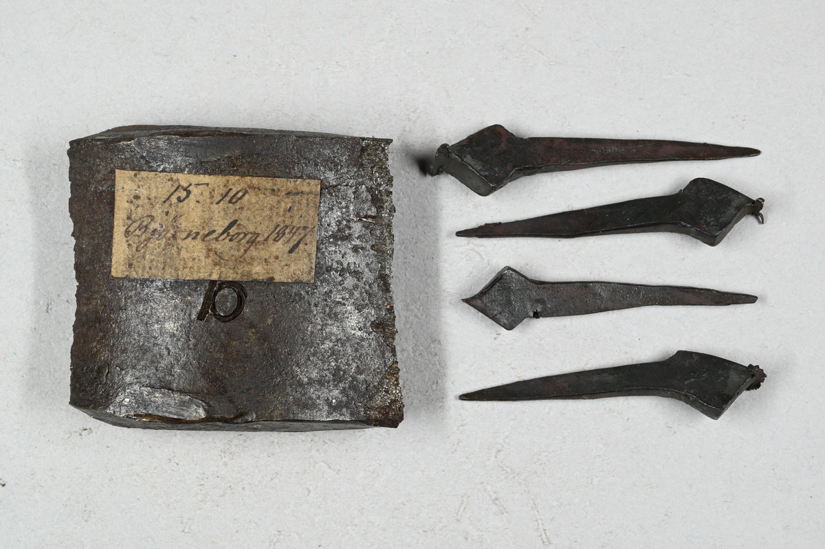 Prov på stångjärn och hästskosöm. Märkning på stångjärnsprovet med påklistrad lapp med notering: "15. 10, Björneborg 1847." Märkning på stänggjärnsprovet: "10". Tillhörande lapp med notering: "Stångjärn och hästskosöm. Tillverkade i Björneborg. Provet taget år 1847."
