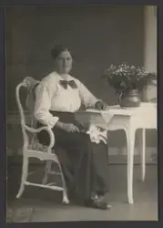 Ung kvinna med blommor.