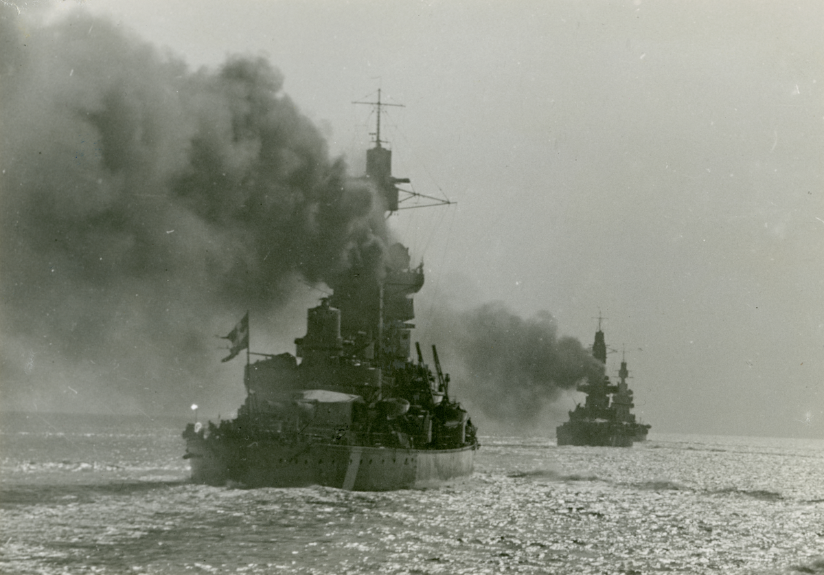 Pansarskepp i formation den 3 nov. 1943.