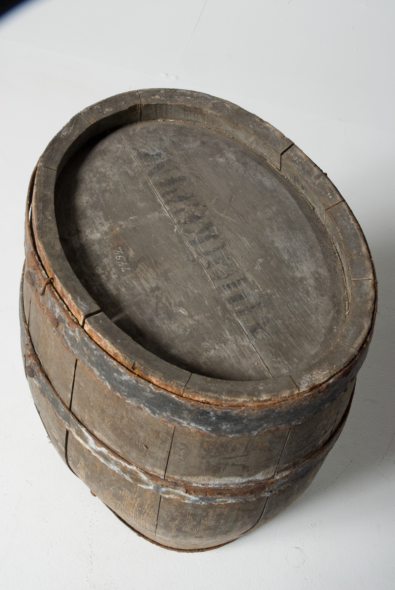 Galärkagge, lika föreg. N:o O 07491 Ett band saknas. Med tapp.
Märkt: ”Norrköping.” Från Korvetten Norrköping 1939.