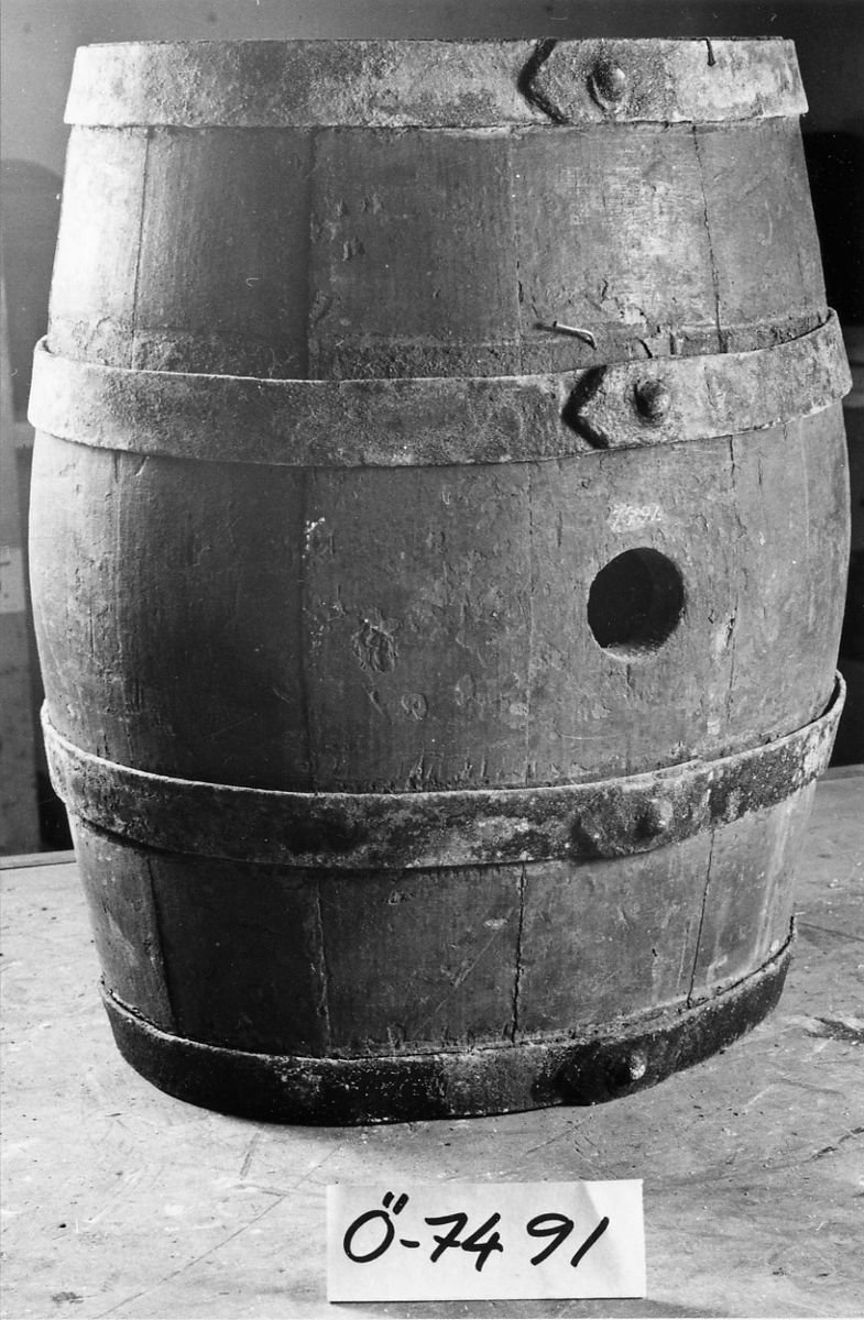 Galärkagge, lika föreg. N:o O 07491 Ett band saknas. Med tapp.
Märkt: ”Norrköping.” Från Korvetten Norrköping 1939.
