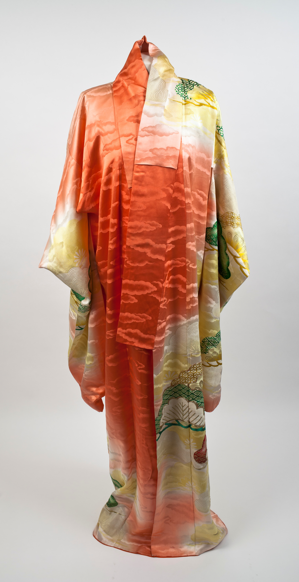 Kimono i ferskenfarget silke som varierer fra lys til mørkere fersken. Mønster av skyer i grønt, gult, gull og kremhvit. Kimonoen er fôret med hvit silke i overdelen og oransje silke som går over til hvit i nedre del.