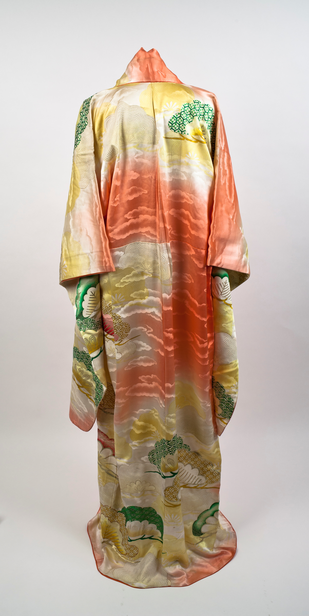 Kimono i ferskenfarget silke som varierer fra lys til mørkere fersken. Mønster av skyer i grønt, gult, gull og kremhvit. Kimonoen er fôret med hvit silke i overdelen og oransje silke som går over til hvit i nedre del.