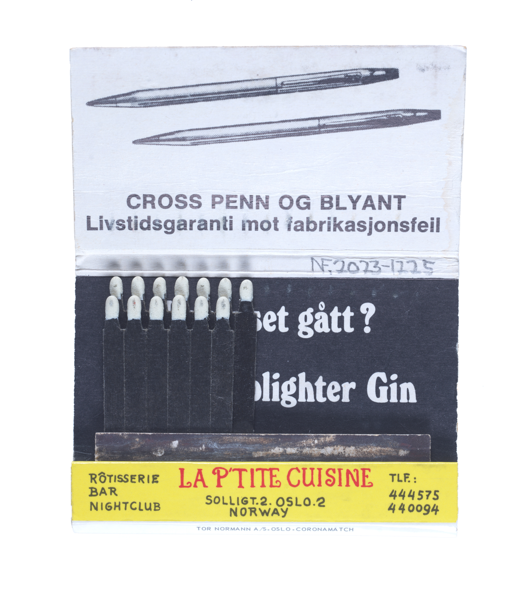 Reklamemateriell for restauranten La P'tite Cuisine i form av en liten fyrstikkmappe. Det er fremdeles 13 fyrstikker igjen i mappen.