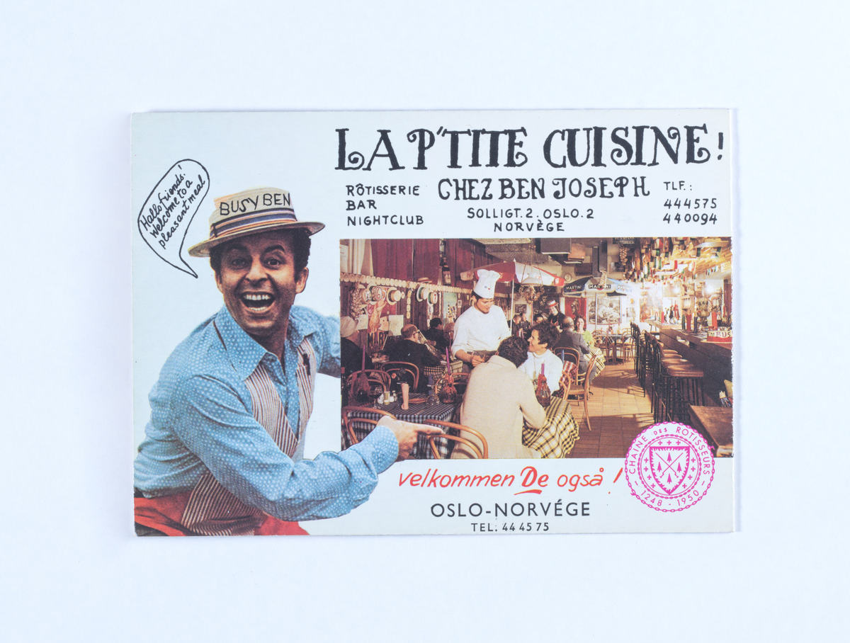 Reklamemateriell for restauranten La P'tite Cuisine i form av et dobbelt postkort. På forsiden fire bilder av gjester ved restauranten, og et mindre bilde av innehaveren Ben Joseph. På baksiden et større bilde fra restaurantens interiør, og Ben Joseph som peker på det.