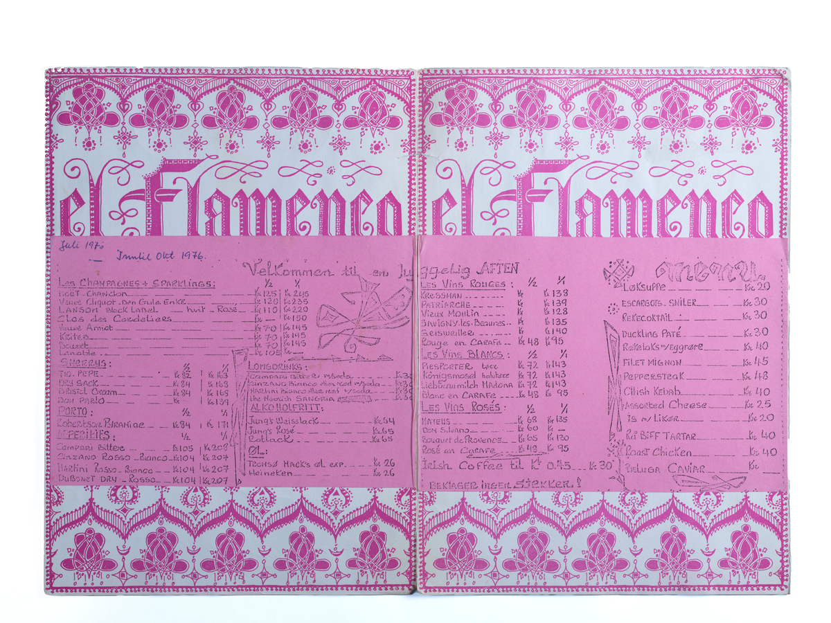 Drikkemeny for nattklubben El Flamenco, som en periode ble drevet sammen med restauranten La P'tite Cuisine. 
Tekst på forsiden og baksiden: 
El Flamenco
The moorish nightclub
open from 11pm to 330 am
tlf. 444575. Solligaten 2
Oslo 2 Norway
