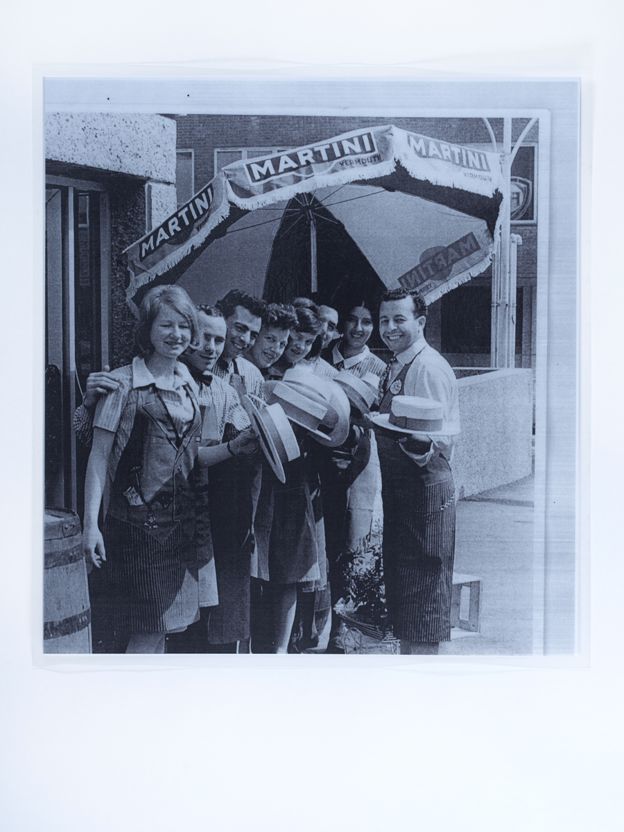 Laminert fotografi av staben ved La P'tite Cuisine. Fotografiet var sannsynligvis dekor på veggen i restauranten eller på Ben Josephs kontor.