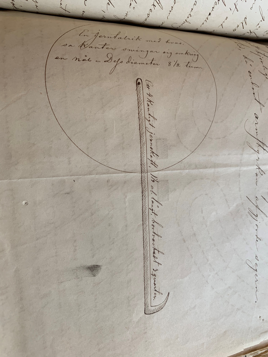 En i det närmaste rund (kanterna ojämna, anfrätta av korrosion) järnplatta. Något konisk (svag utbuktning i mitten). Ca 1 mm tjock i kanterna, ca 2 mm i centrum. I mitten ett ca 7 mm stort hål. Enl. tidigare anteckningar (se bild nr 2) har stycket tidigare varit försett med ett skaft, vilket numera är förkommet.