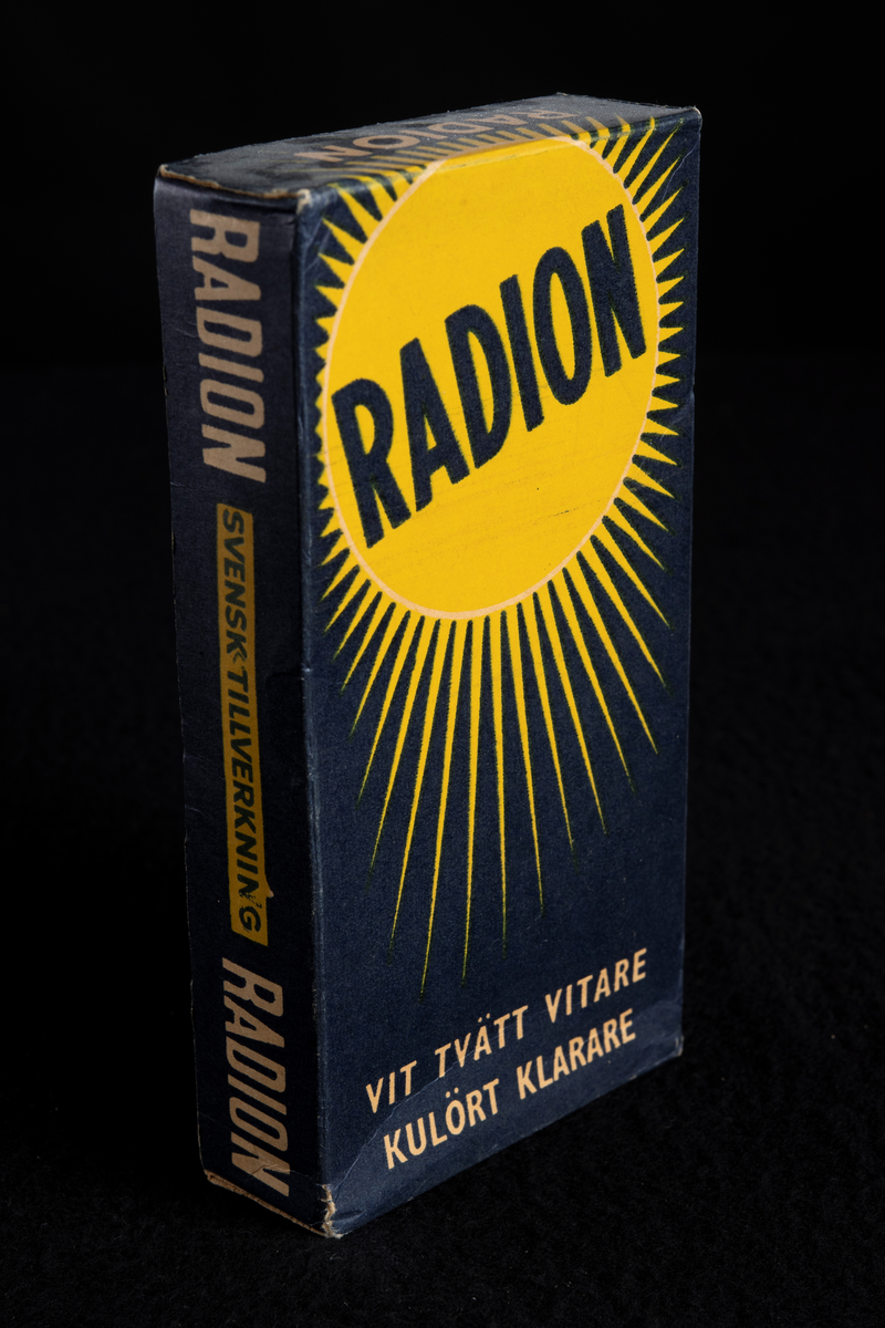 Förpackning innehållande blekgul tvålmassa. Rektangulär form.