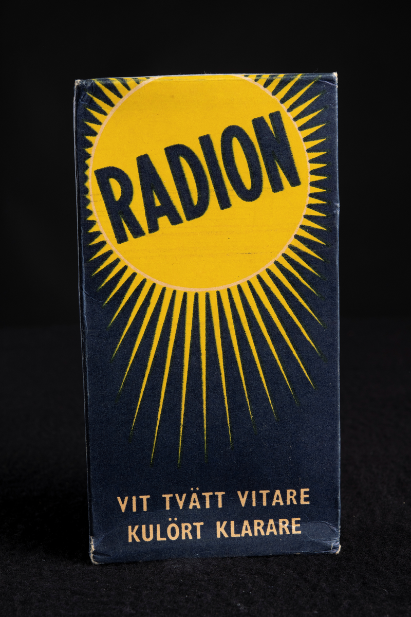 Förpackning innehållande blekgul tvålmassa. Rektangulär form.