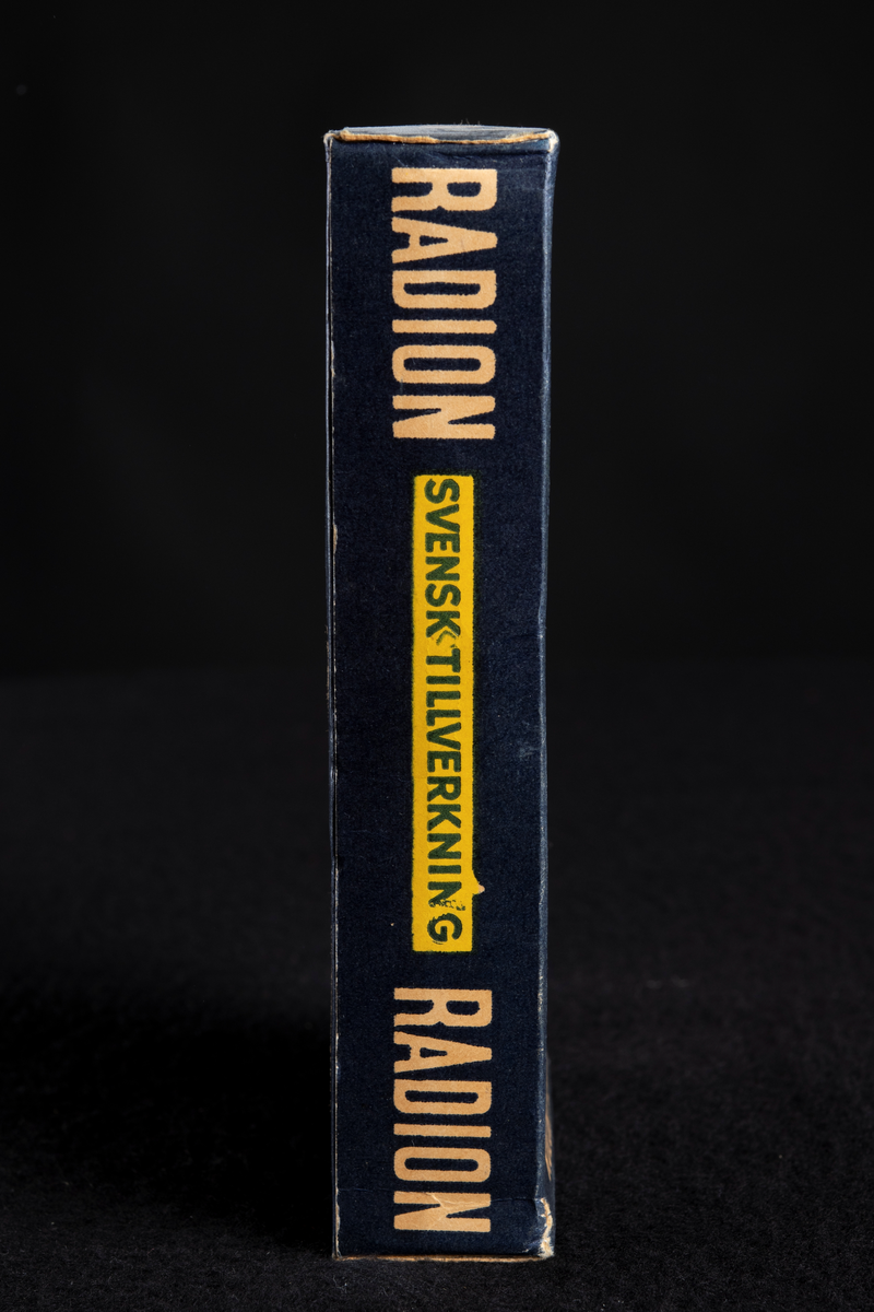 Förpackning innehållande blekgul tvålmassa. Rektangulär form.