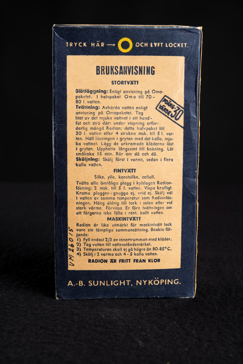 Förpackning innehållande blekgul tvålmassa. Rektangulär form.