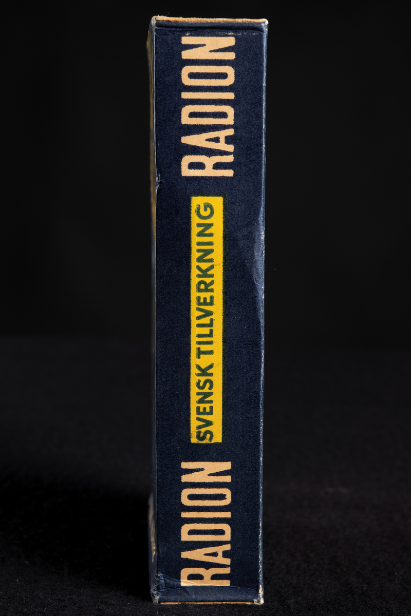 Förpackning innehållande blekgul tvålmassa. Rektangulär form.