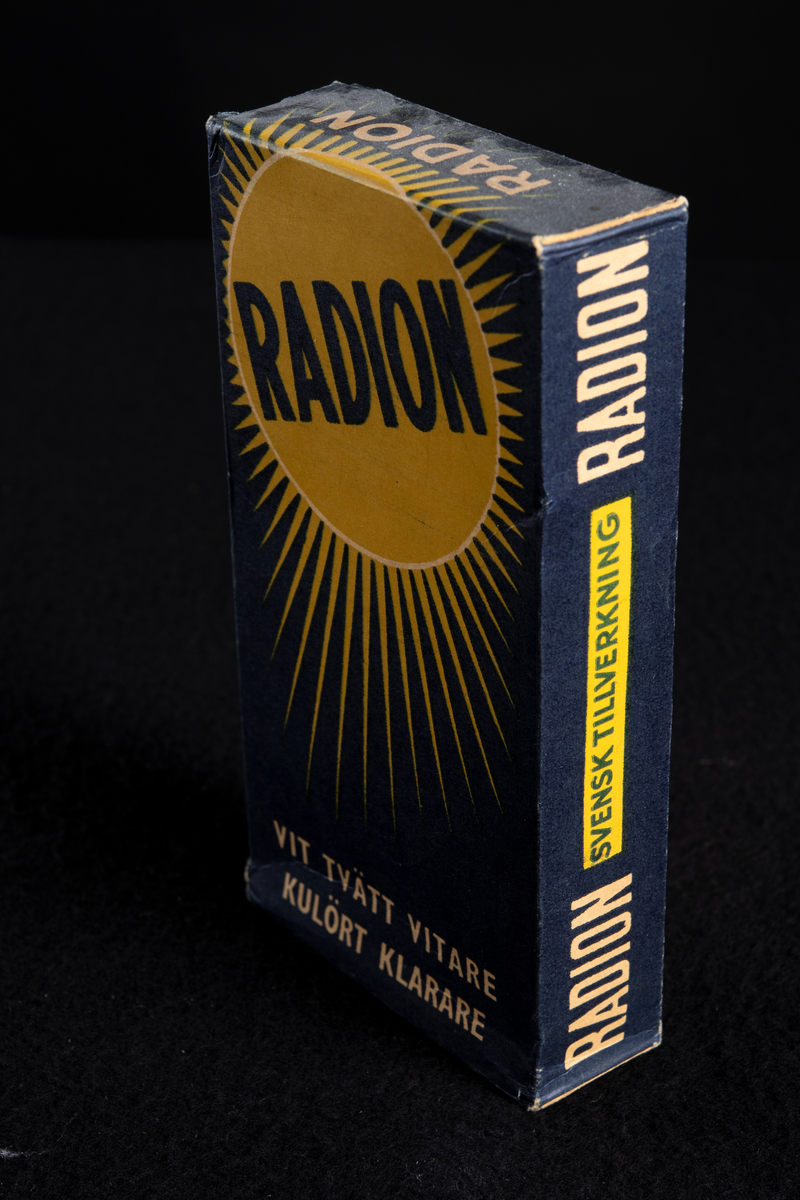 Förpackning innehållande blekgul tvålmassa. Rektangulär form.