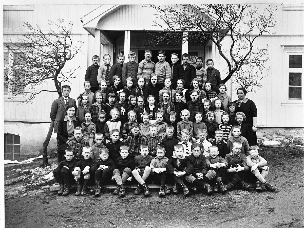 Alle skoleelevene ved Fagernes skole sammen med lærerinne fru Magnhild Langseth og lærer Helge Skeie og hans frue Dorthe Skeie.  Her er de fotografert på trappa på den eldste skolebygningen som ligger i nord/syd retningen.  Lærer Skeie hadde familieleilighet her.  Den andre skolebygningen på Fagernes var 1 etasjes tømret og lå i rett vinkel til denne som er avfotografert, øst/vest rett syd for lekeplassen.  Her var to klasseværelser.  Småskolen var i rommet mot øst.  Storskolen mot vest.  Klasserommet i 1. etasje i den andre bygningen lå til venstre på fotoet, og ble brukt til sløyd og syskole.
Navneliste med yrke for guttene og giftemål for jentene.
1. rekke:  1. Ole Flenes sjåfør, 2. Helge Engen slakter, 3. Carol Hjell snekker, 4. Erling Bollum skogsarbeider, 5. Harald Kalløkkebakken veivesenet, 6. Sigurd Stranden sagbruksarbeider, 7. Markus Bollum skogsarbeider, 8. Jon Aas sjåfør og lastebileier, 9. Odd Ringlund arbeidet i Oslo, 10. Borger Bjerke arbeidet på Hunton, 11. Oddvar Moen reiste på hvalfangst om omkom under krigen til sjøs.
2. rekke:  1. Laurits Engen skomaker, 2. Henry Englund småbruker på Jæren, 3. Kåre Høgbakken skogsarbeider, 4. Odd Taralrud medeier i Vestoppland Bilselskap, 5. Håkon Engen skogsarbeider, 6. Alfred Markeng anleggsarbeider, 7. Thor Taralrud politi i Oslo, 8. Alf Taralrud kjøpmann, 9. Helge Skeie lærer, 10 Gunnar Johnsrud.
3. rekke:  1. Fru Dorthe Skeie, 2. Betsy Jonsrud, 3. Margit Hjell, 4. Ovidia Nilsen g. Hansen, 5. Aagot Stuldalen g. Bollum, 6. Ragna Hiken ugift, 7. Ingeborg Rundhaugen g. i Feiring, 8. Helene Aas g, Vasveen, 9. Magnhild Fjørkenstad g. Olstad, 10. Marta Aas g. Gulbrandsen, 11. Mathilde Lilleng g. Søbstad, 12. Nora Fjørkenstad g. Sæthern, 13. Hilda Martinsen.
4. rekke: 1. Lærer Helge Skeie, 2. Magnhild Aarsby helsesøster, 3. Ruth Løkkebakken g, Haugen, 4. Brynhild Reinsby g. Pettersen, 5. Lilly Englund g. Skoglund, 6. Olga Bollum arbeidet på Stensby sykehus, 7. Tony Hjell g. i Eidsvold, 8. Magnhild Høgbakken g. Stuldalen, 9. Kristine Nilsen g. Beck, 10. Marie Bollum g. Ullensaker, 11. Anna Lilleng g. Smedsrud, 12. Klara Høgbakken g. Vangen, 13. Hjørdis Adamsen, 14. Kari Reinsby, 15. Lærerinne Magnhild Langseth.
5. rekke: 1. Helga Søli g. Løkkebakken, 2. Lilla Haugen, 3. Aagot Hagen g. i Oslo, 4. Alfhild Løkkebakken g. Sagvold, 5. Erika Aarsby g. Ramsfjell, 6. Anna Skeie lærer g. Sporastøyl, 7. Ingeborg Aarsby sykepleierske Gjøvik, 8. Ingrid Flissundet bodde i Bollum og flyttet sammen med sine foreldre, 9. Margit Løkkebakken g. Karlsen, 10. Helene Aarsby g. Berg, 11. Ragna Flenes g. Finden.
6. rekke: 1. Mads Stuldalen skogsarbeider, 2. Frantz Gjestvang jr. ved Vestoppland Bilselskaps kontor på Skreia, 3. Kåre Løkkebakken anleggsarbeider, 4. Jon Hjell bosatt Hedmark, 5. Fredrik Aarsby gårdbruker, 6. Haakon Aarsby gårdbruker, 7. Boye Skeie lærer og skoleinspektør, 8. Nils Bollum skogsaarbeider, 9. Håkon Johnsrud, 10. Gunnar Hiken sjåfør.
Informanaten Alfhild Sagvold f. 1914 på Løkkebakken gikk i 7. klasse.