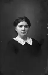 Portrett av Hanna Hay f. 1895, Finnsæter.